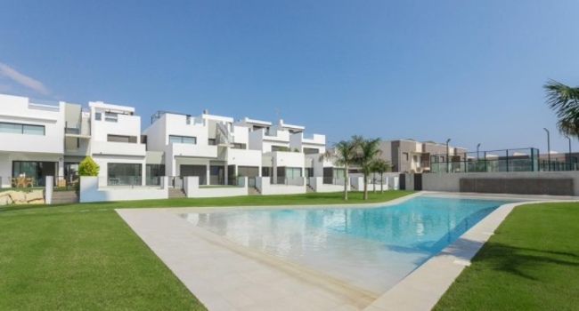 Недвижимость в Испании, Новые бунгало рядом с пляжем от застройщика в Торре де ла Орадада,Коста Калида,Испания